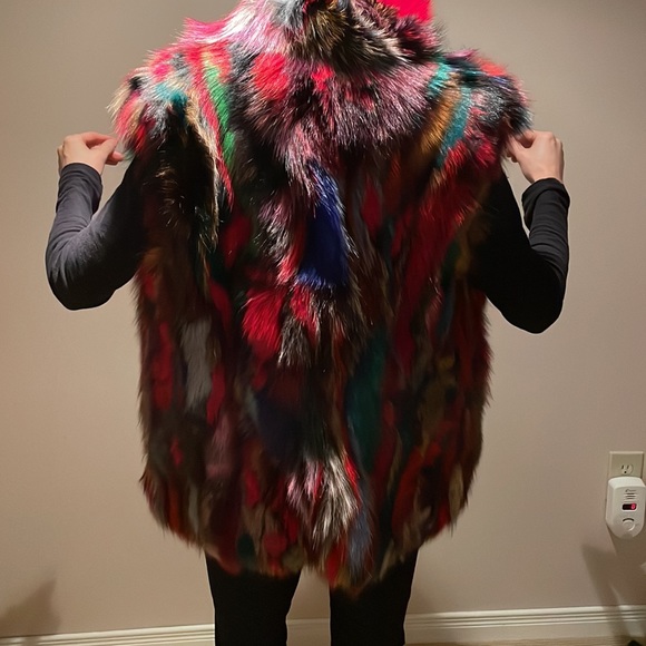 ALMOST NEW Real oversized fur vest in size small - Picture 6 of 8